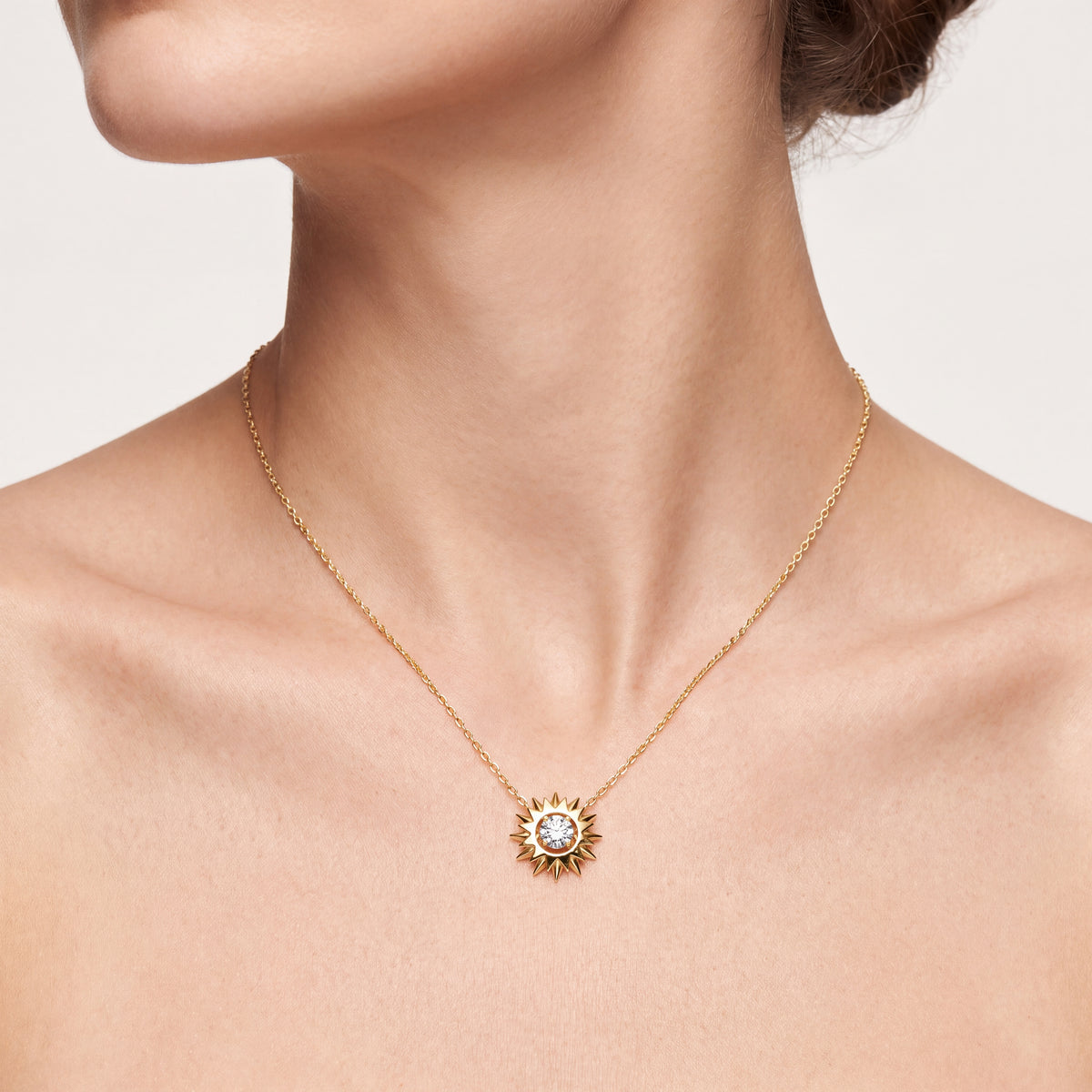 _lifestyle_image@SKU:P154F-LADR00500004Y #metal_10k-yellow-gold+origin_lab-grown+quality_g-si