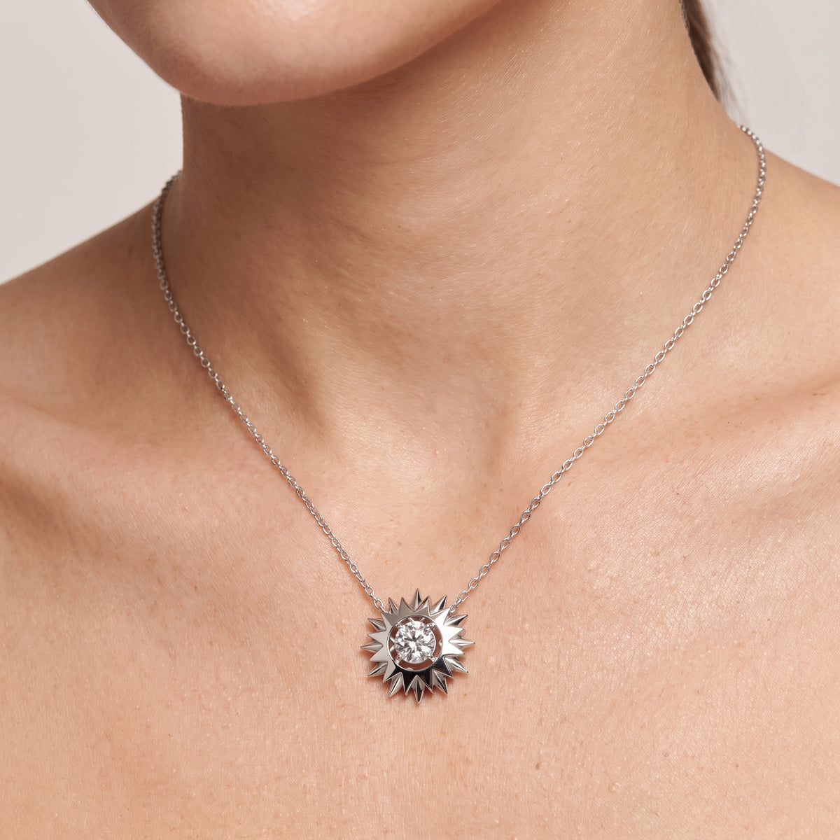 _lifestyle_image@SKU:P154F-LADR0050000DW #metal_silver+origin_lab-grown+quality_g-si