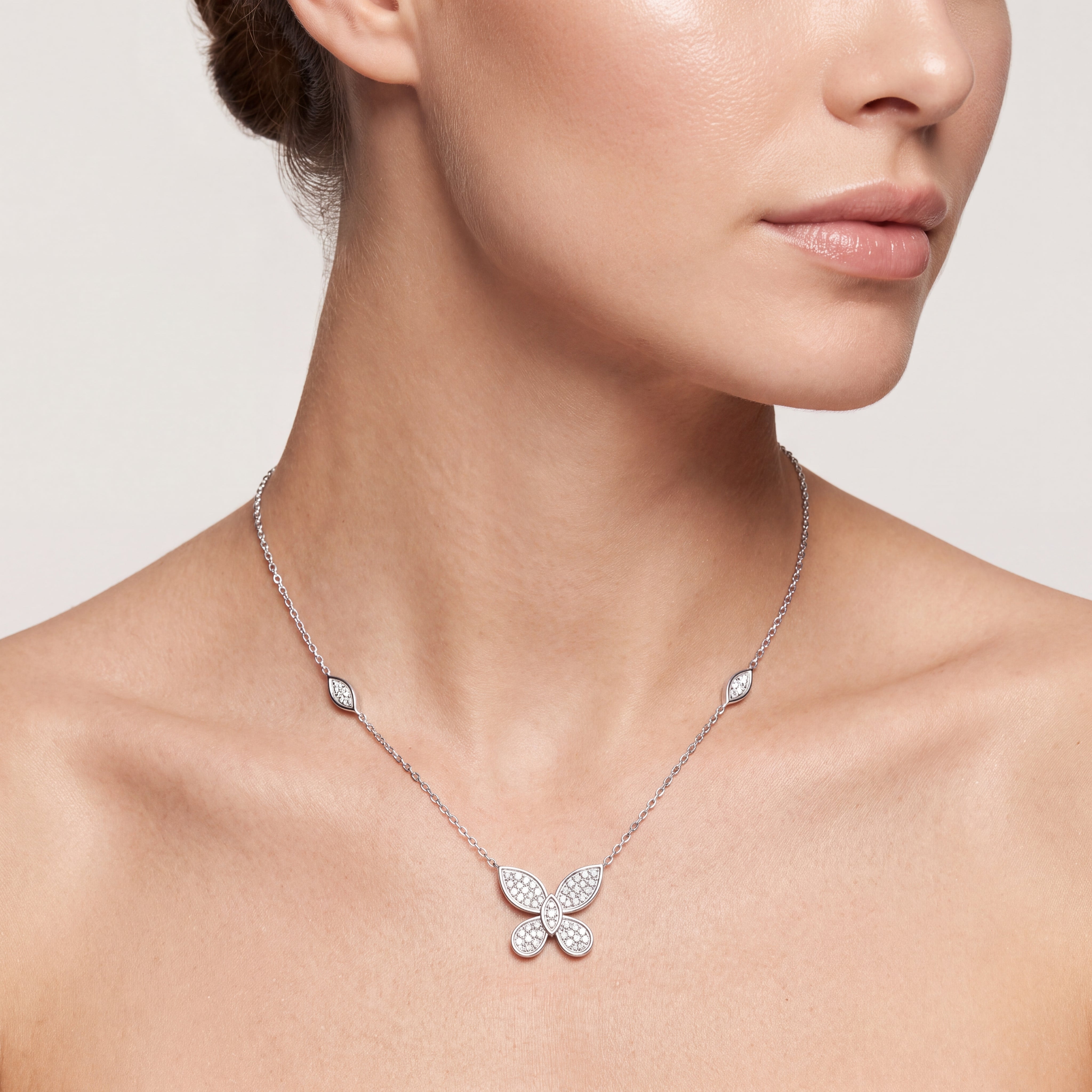 _lifestyle_image@SKU:P1699-LADR0036000DW #metal_silver+origin_lab-grown+quality_g-si