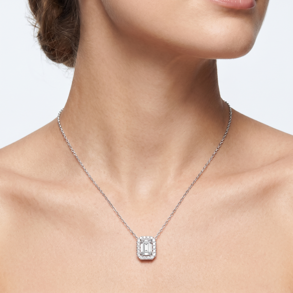 _lifestyle_image@SKU:P1975-LADE01000004W #metal_10k-white-gold+origin_lab-grown+quality_g-si