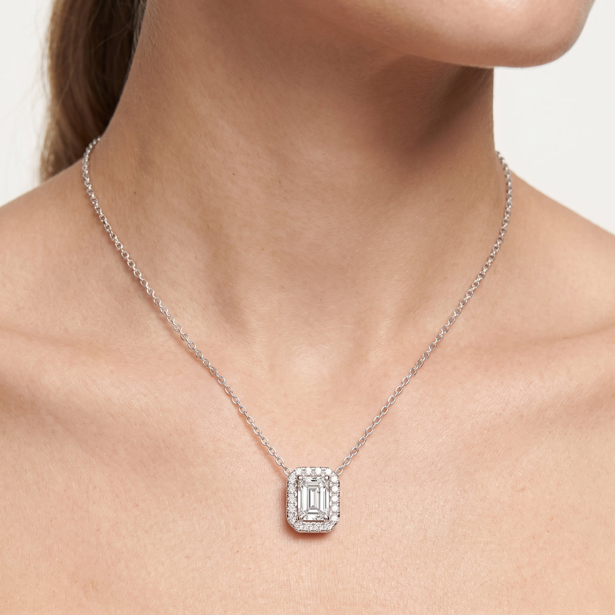 _lifestyle_image@SKU:P1975-LADE0100000PL #metal_silver+origin_lab-grown+quality_g-si