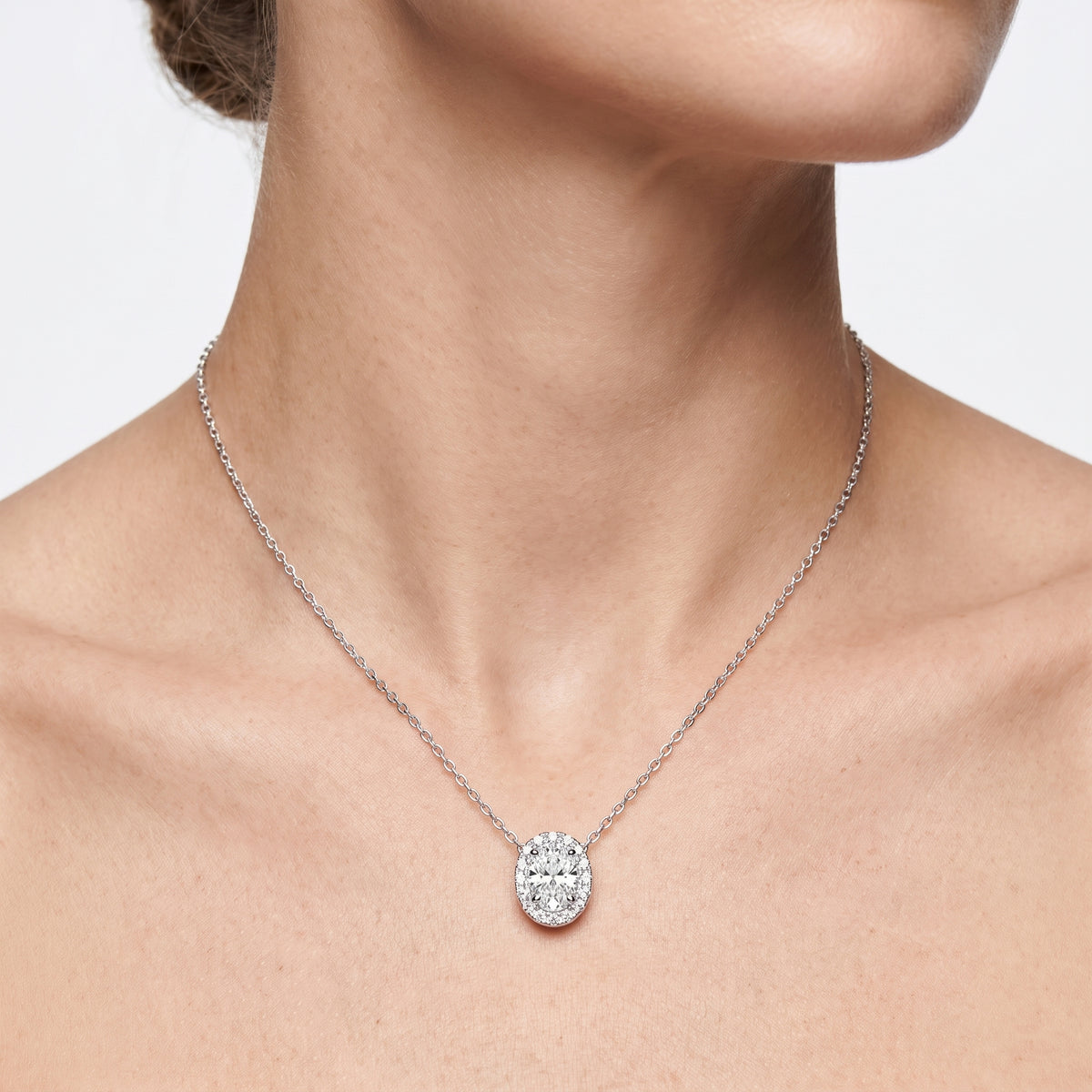 _lifestyle_image@SKU:P1975-LADO00500004W #metal_10k-white-gold+origin_lab-grown+quality_g-si