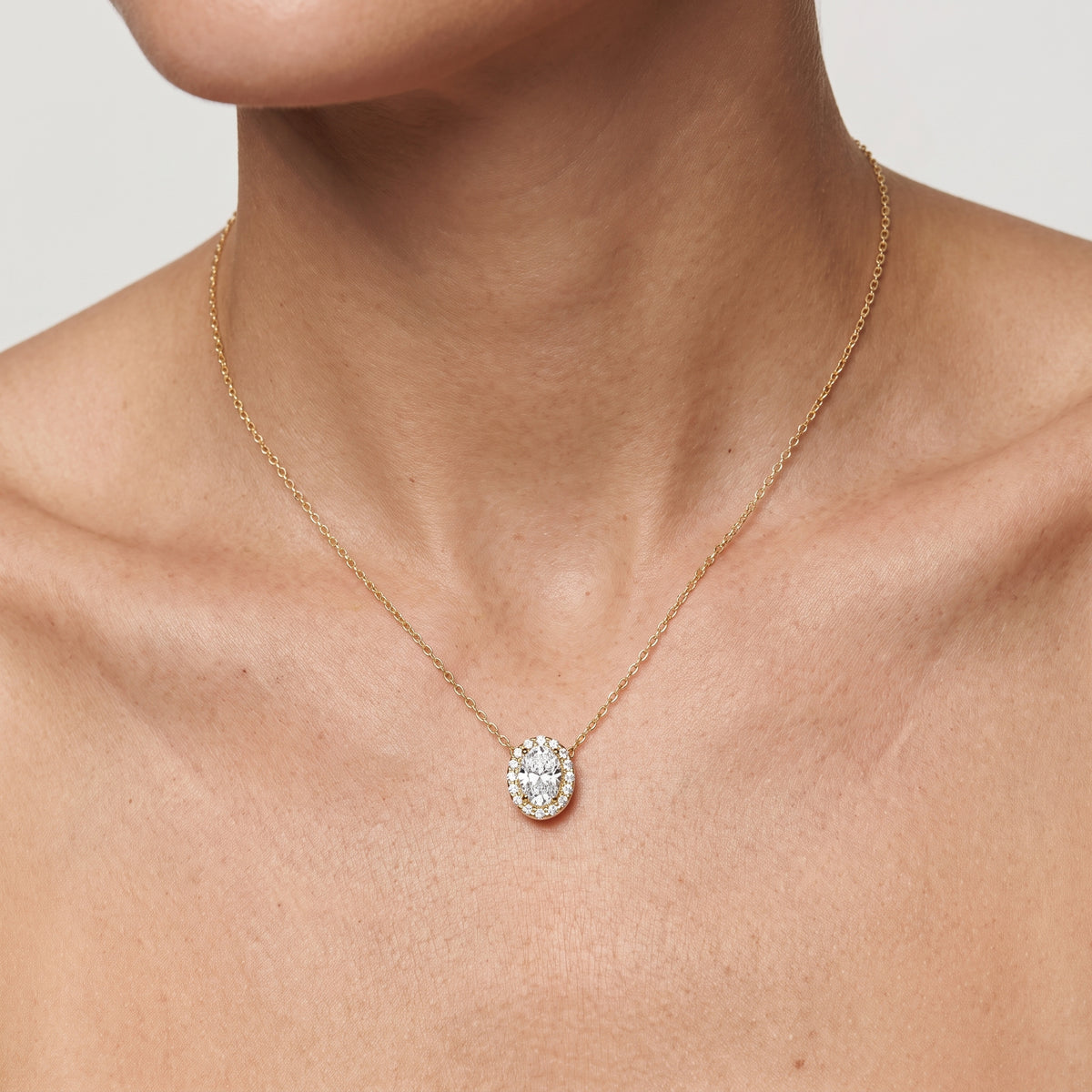 _lifestyle_image@SKU:P1975-LADO00500004Y #metal_10k-yellow-gold+origin_lab-grown+quality_g-si