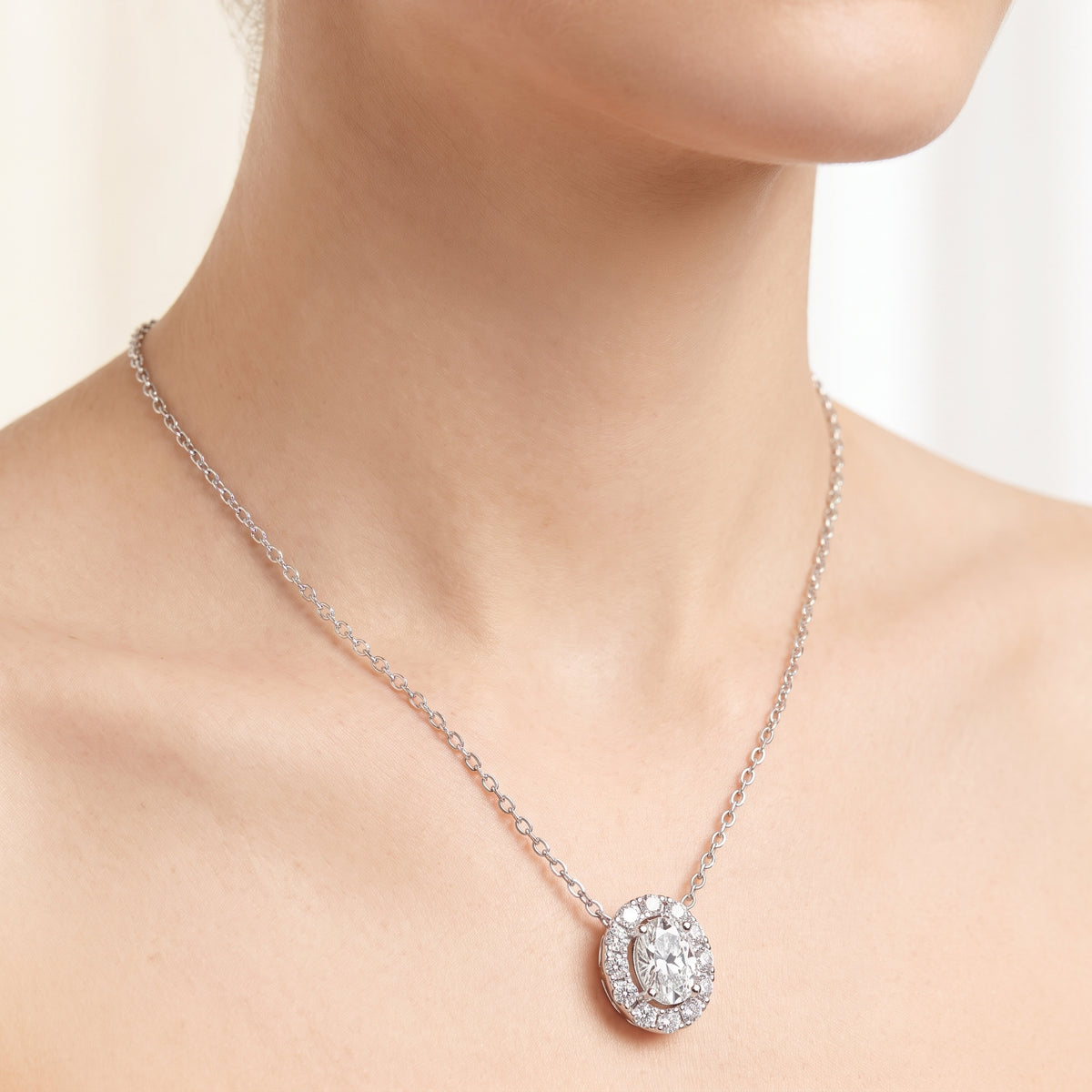 _lifestyle_image@SKU:P1975-LADO0100000PL #metal_silver+origin_lab-grown+quality_g-si