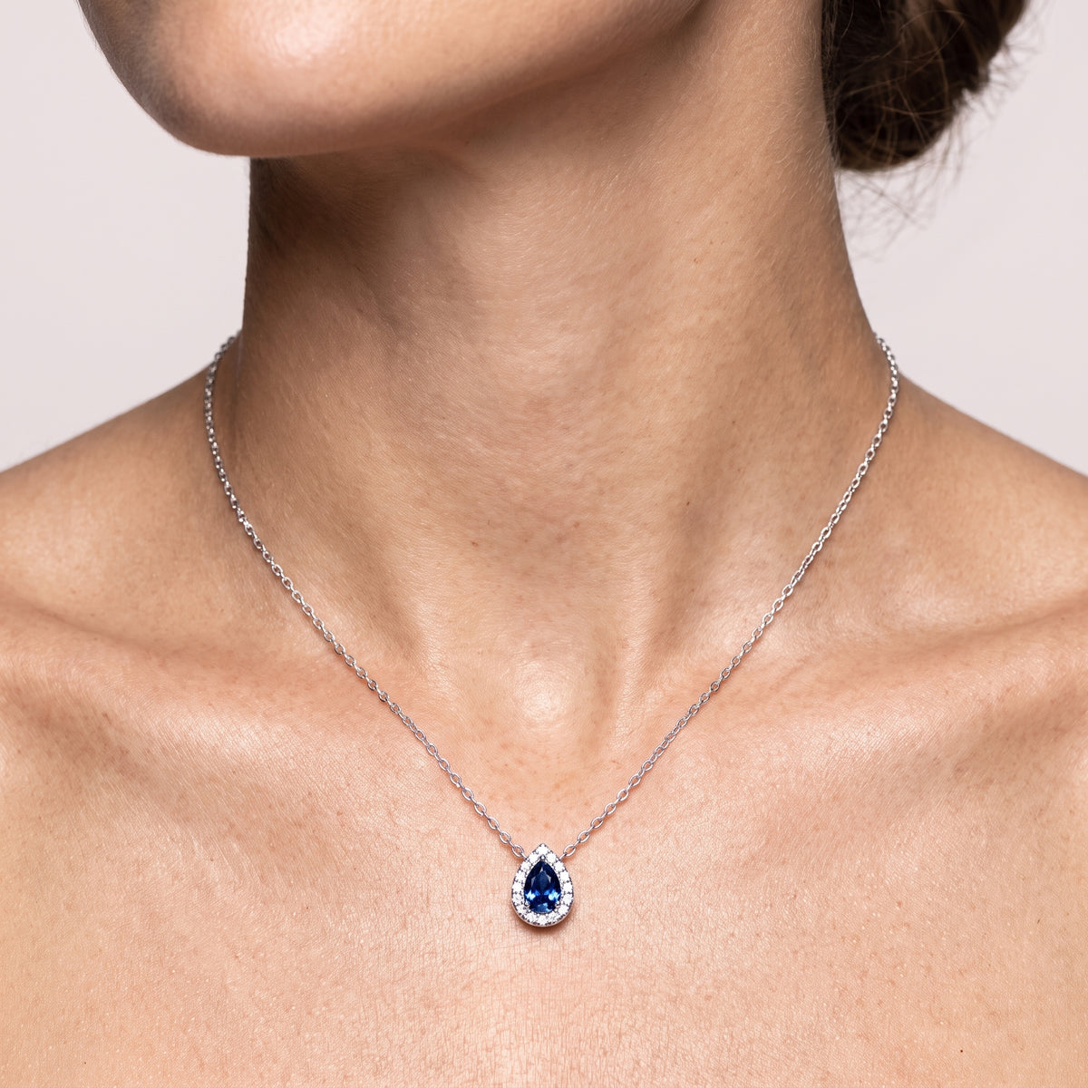 _lifestyle_image@SKU:P197G-BSGD00250004W #metal_10k-white-gold+origin_lab-created