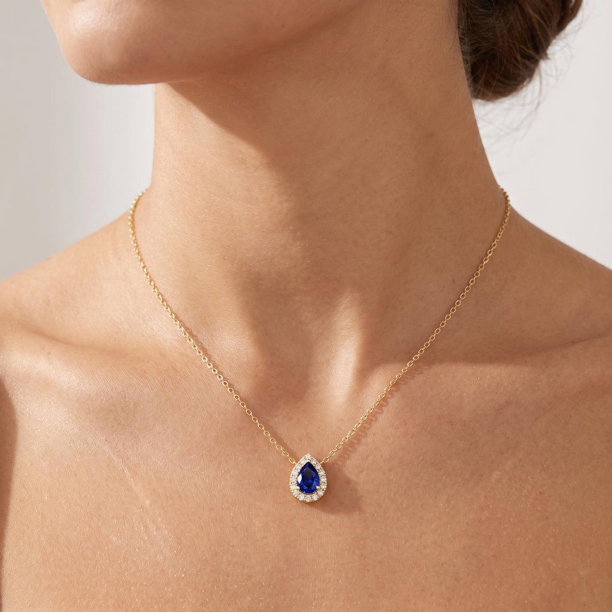 _lifestyle_image@SKU:P197G-BSGD00250004Y #metal_10k-yellow-gold+origin_lab-created