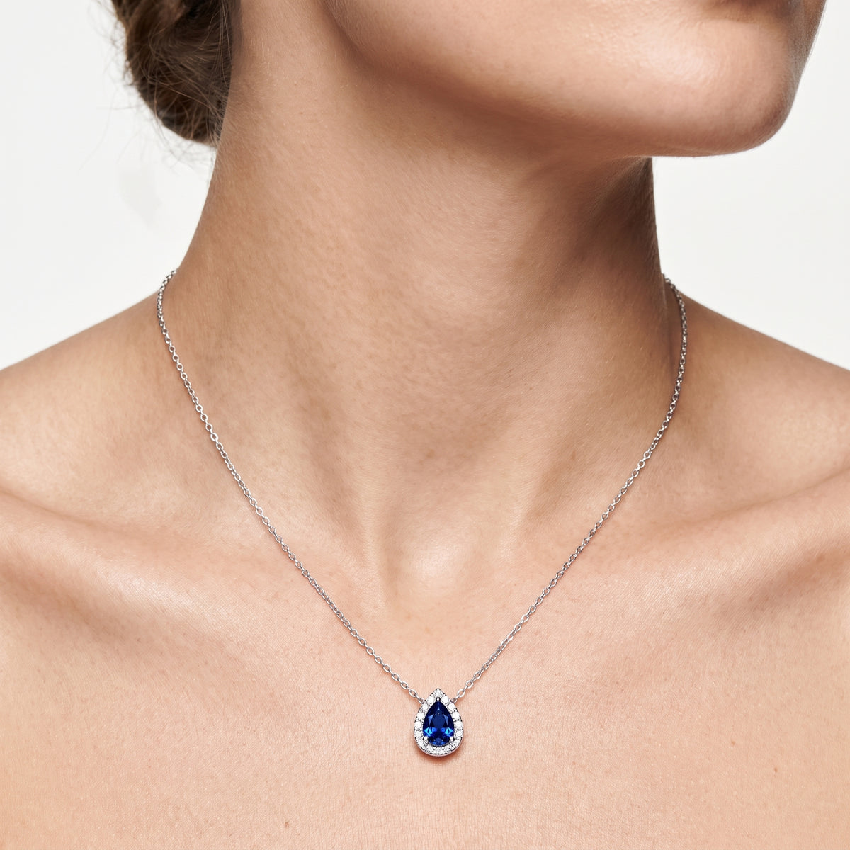 _lifestyle_image@SKU:P197G-BSGD00500004W #metal_10k-white-gold+origin_lab-created
