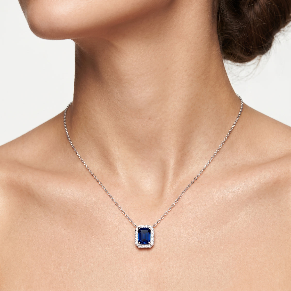 _lifestyle_image@SKU:P197G-BSGE00500004W #metal_10k-white-gold+origin_lab-created