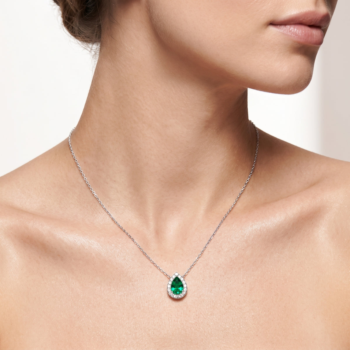 _lifestyle_image@SKU:P197G-EMGD0025000PL #metal_silver+origin_lab-created