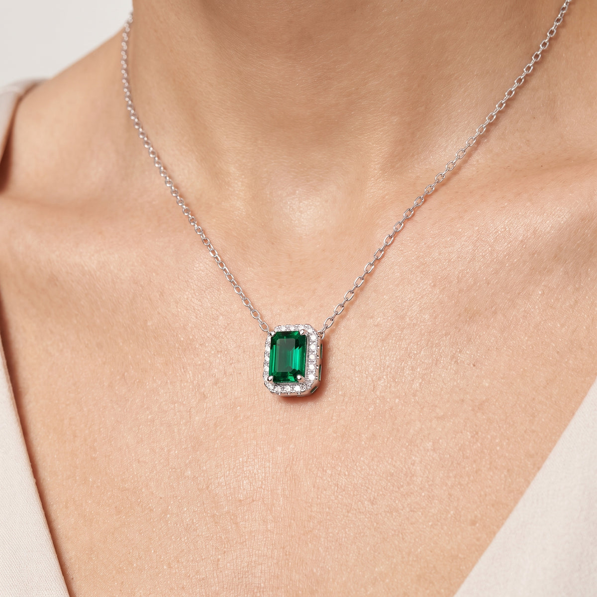 _lifestyle_image@SKU:P197G-EMGE0050000PL #metal_silver+origin_lab-created