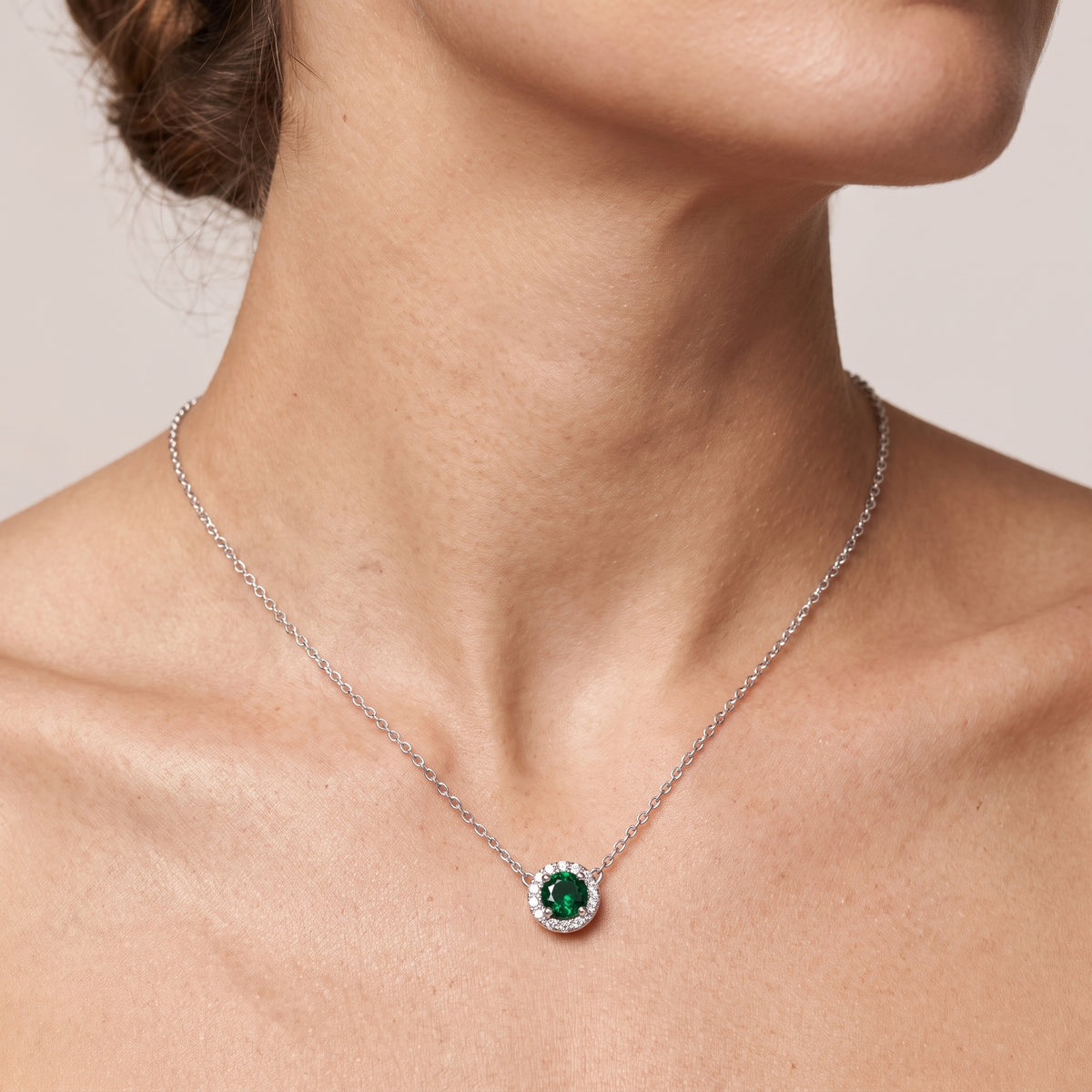 _lifestyle_image@SKU:P197G-EMGR0025000PL #metal_silver+origin_lab-created