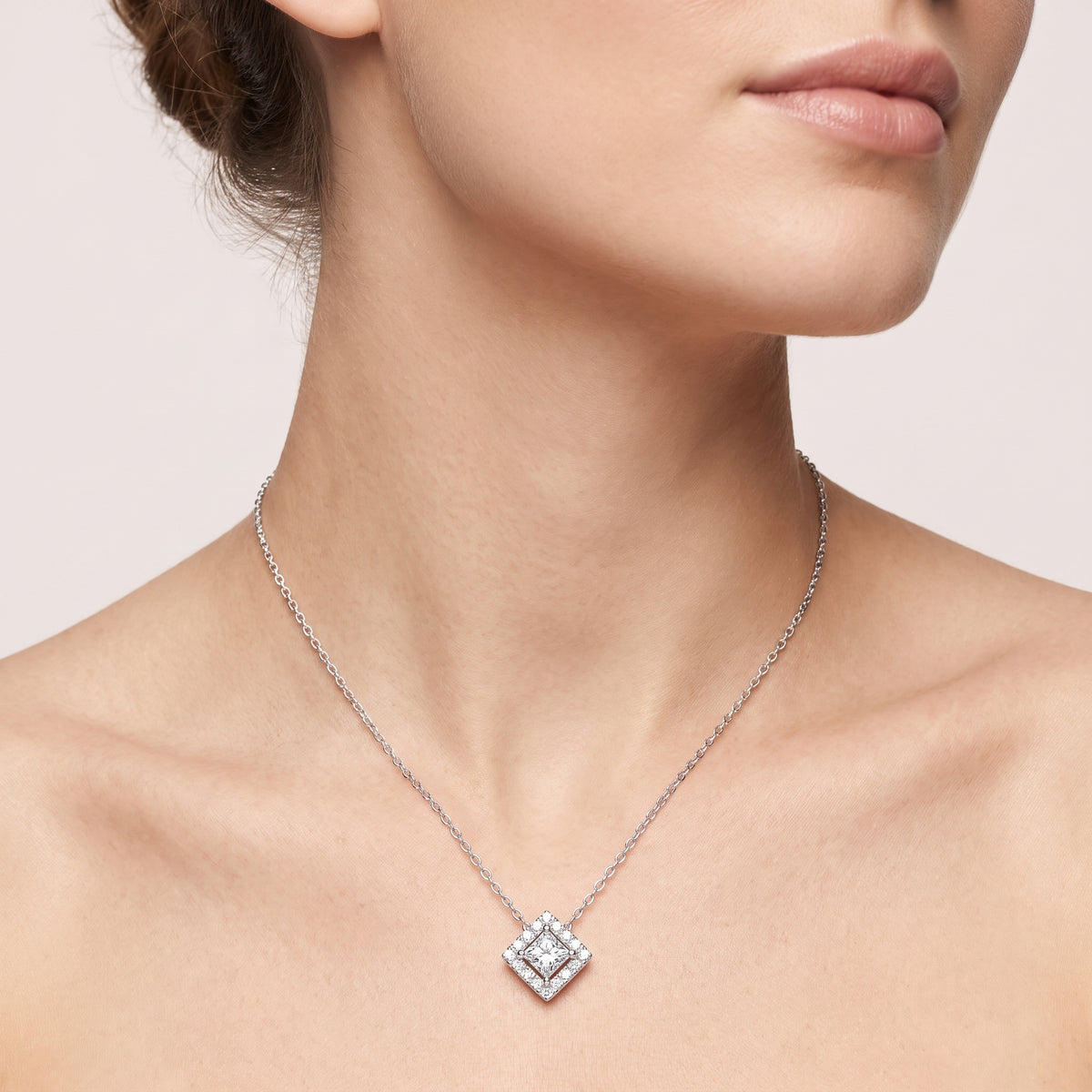 _lifestyle_image@SKU:P2397-LADP00250004W #metal_10k-white-gold+origin_lab-grown+quality_g-si