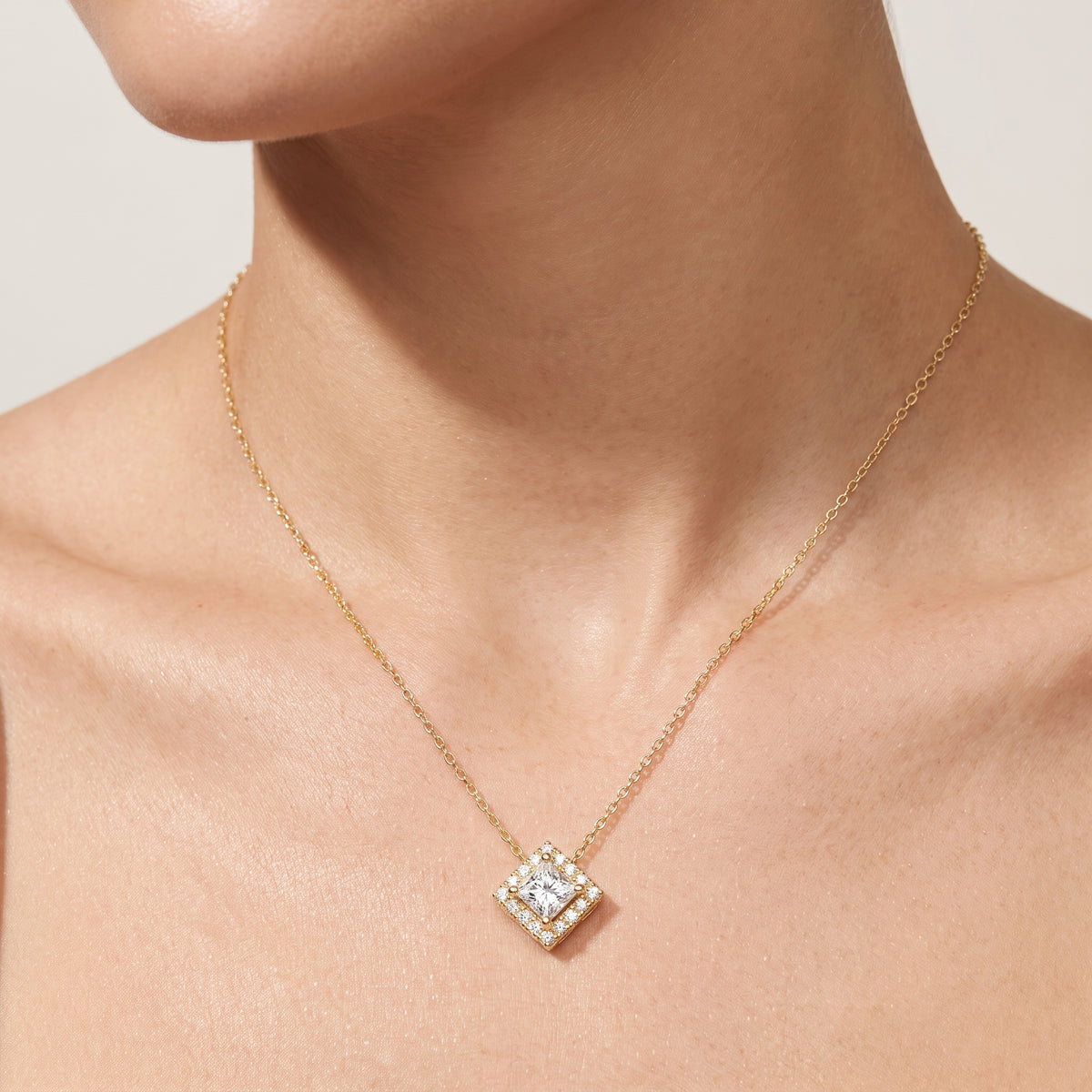 _lifestyle_image@SKU:P2397-LADP00250004Y #metal_10k-yellow-gold+origin_lab-grown+quality_g-si