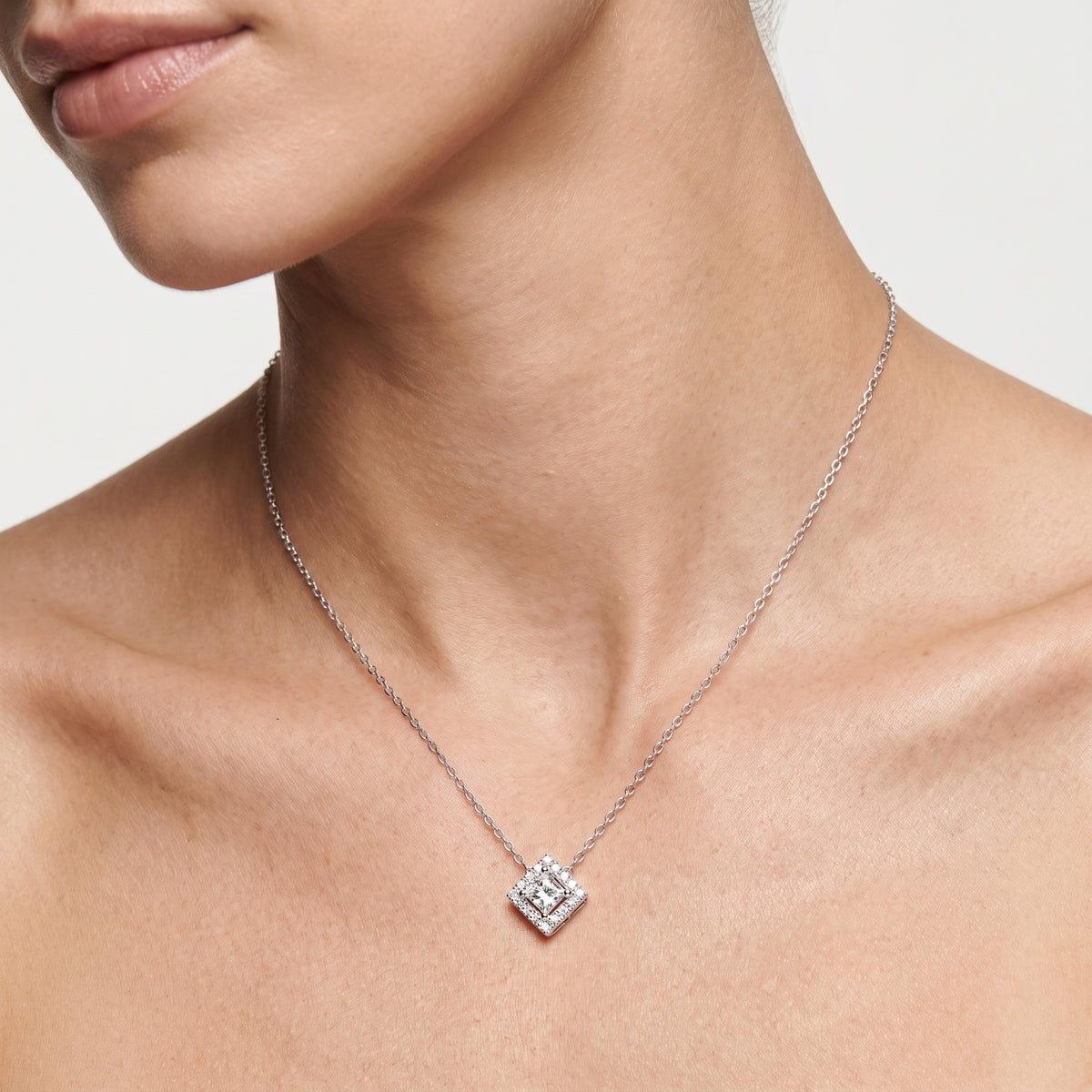 _lifestyle_image@SKU:P2397-LADP0025000PL #metal_silver+origin_lab-grown+quality_g-si