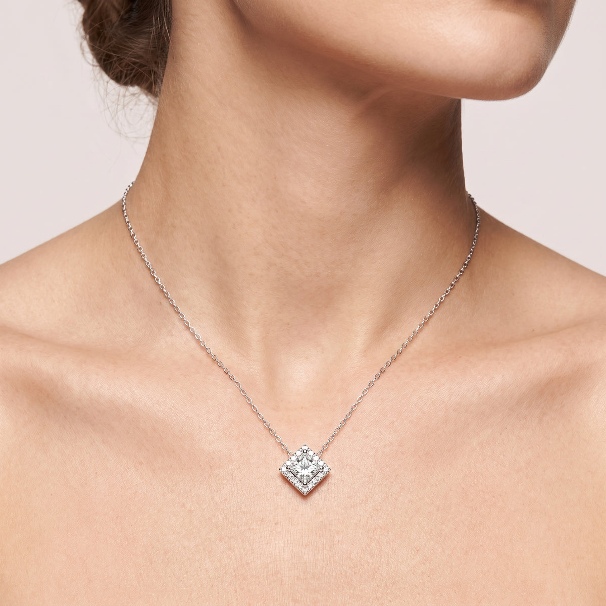_lifestyle_image@SKU:P2397-LADP00500004W #metal_10k-white-gold+origin_lab-grown+quality_g-si