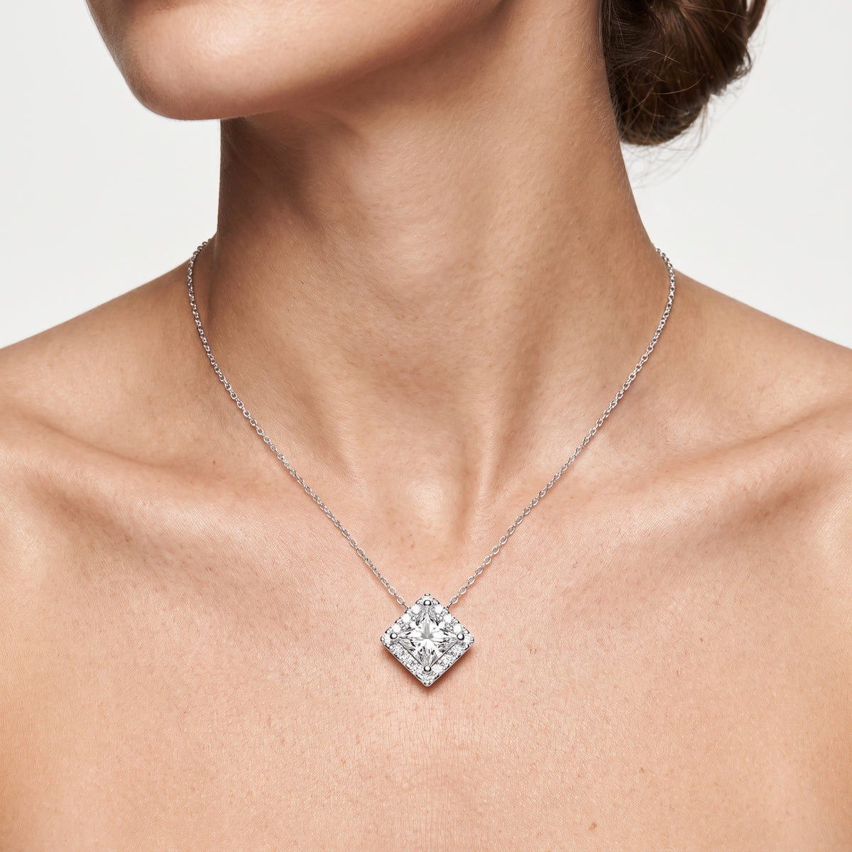 _lifestyle_image@SKU:P2397-LADP0100000PL #metal_silver+origin_lab-grown+quality_g-si