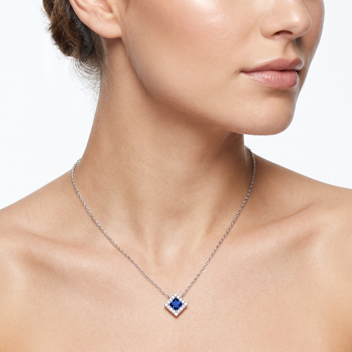 _lifestyle_image@SKU:P239G-BSGP00250004W #metal_10k-white-gold+origin_lab-created