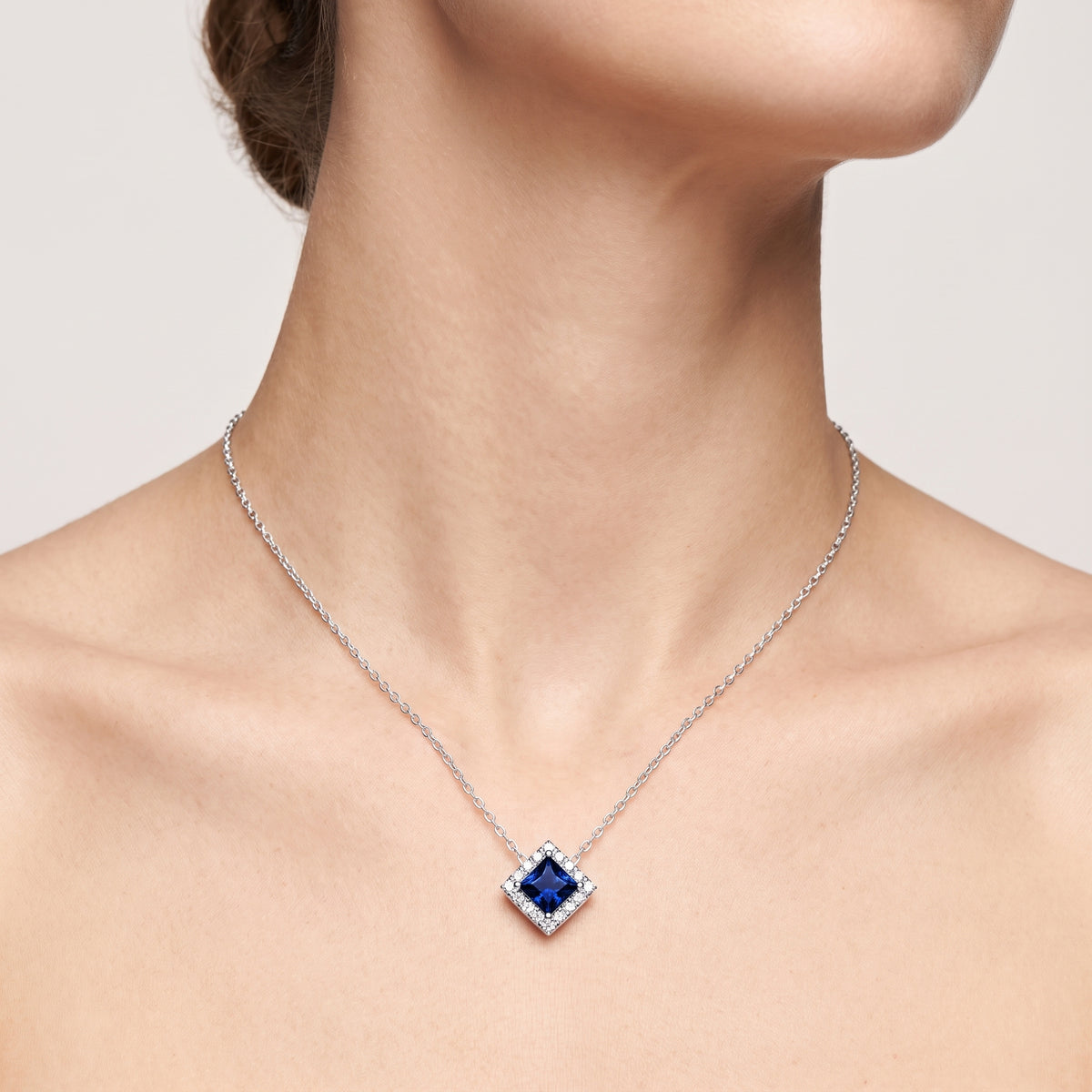 _lifestyle_image@SKU:P239G-BSGP00500004W #metal_10k-white-gold+origin_lab-created
