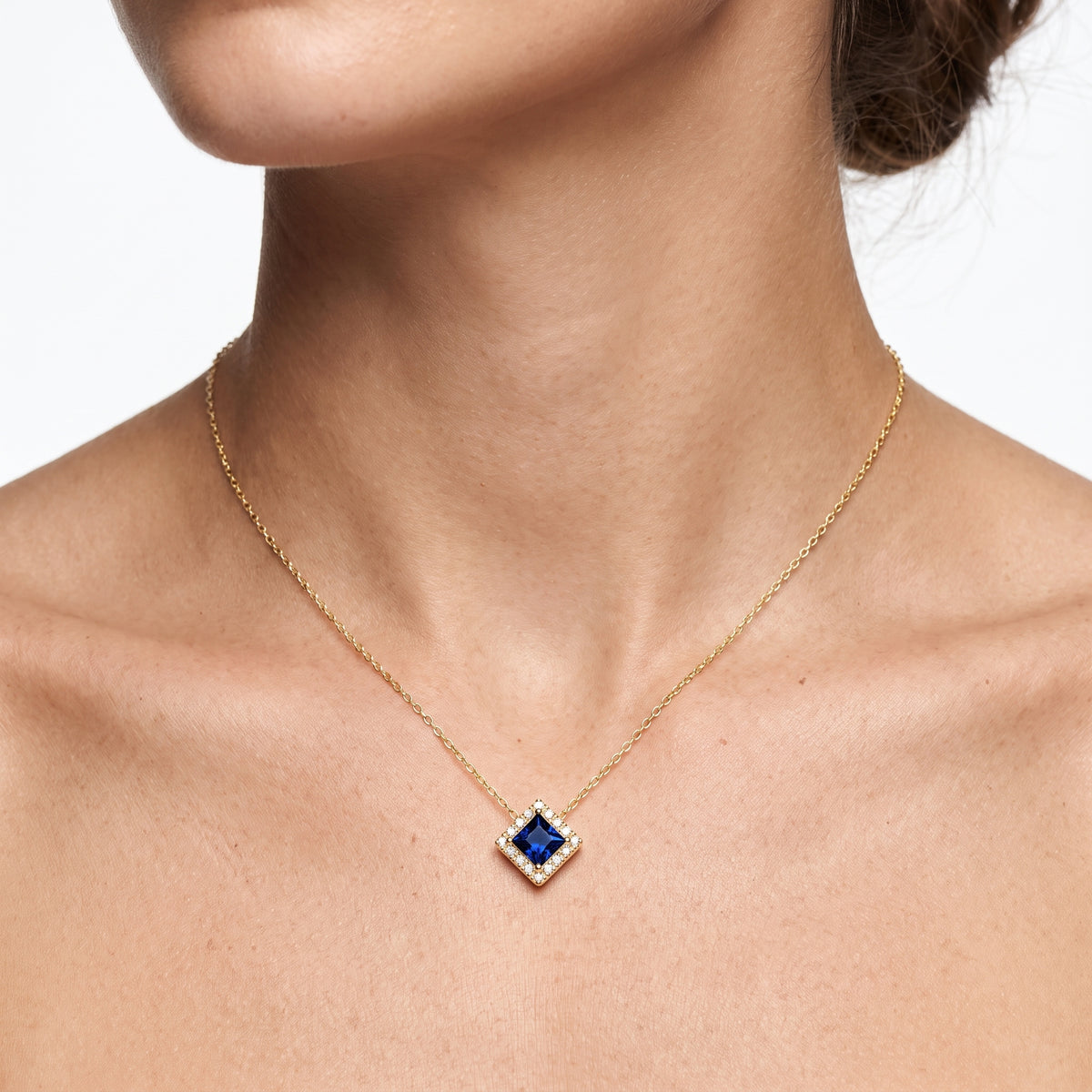 _lifestyle_image@SKU:P239G-BSGP00500004Y #metal_10k-yellow-gold+origin_lab-created