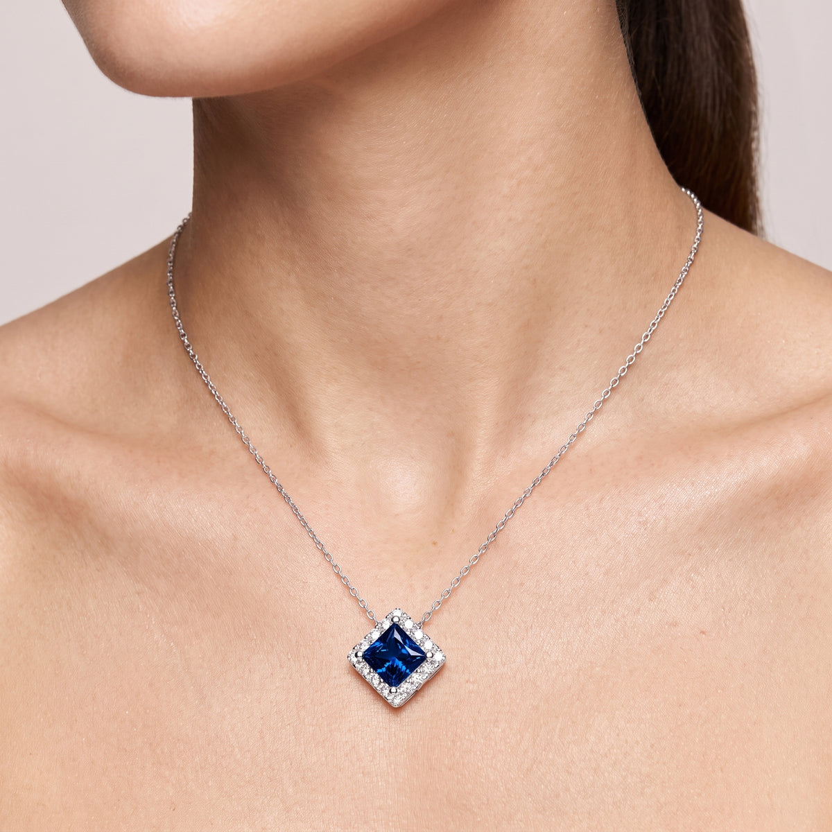 _lifestyle_image@SKU:P239G-BSGP01000004W #metal_10k-white-gold+origin_lab-created