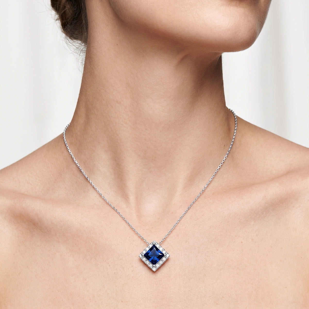 _lifestyle_image@SKU:P239G-BSGP0100000PL #metal_silver+origin_lab-created
