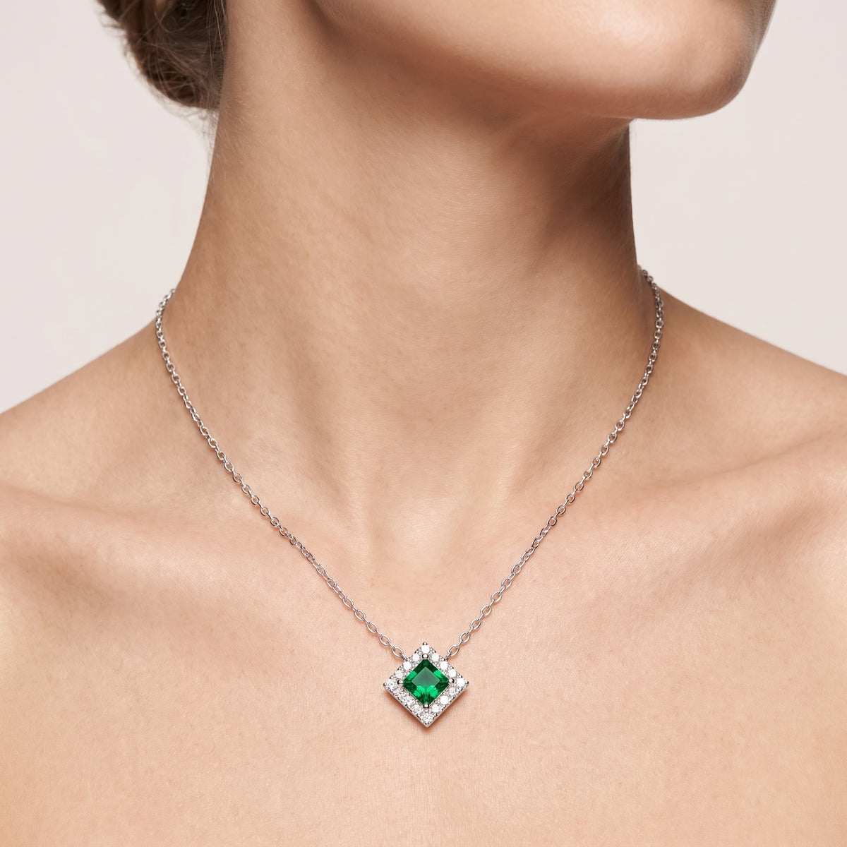 _lifestyle_image@SKU:P239G-EMGP0025000PL #metal_silver+origin_lab-created
