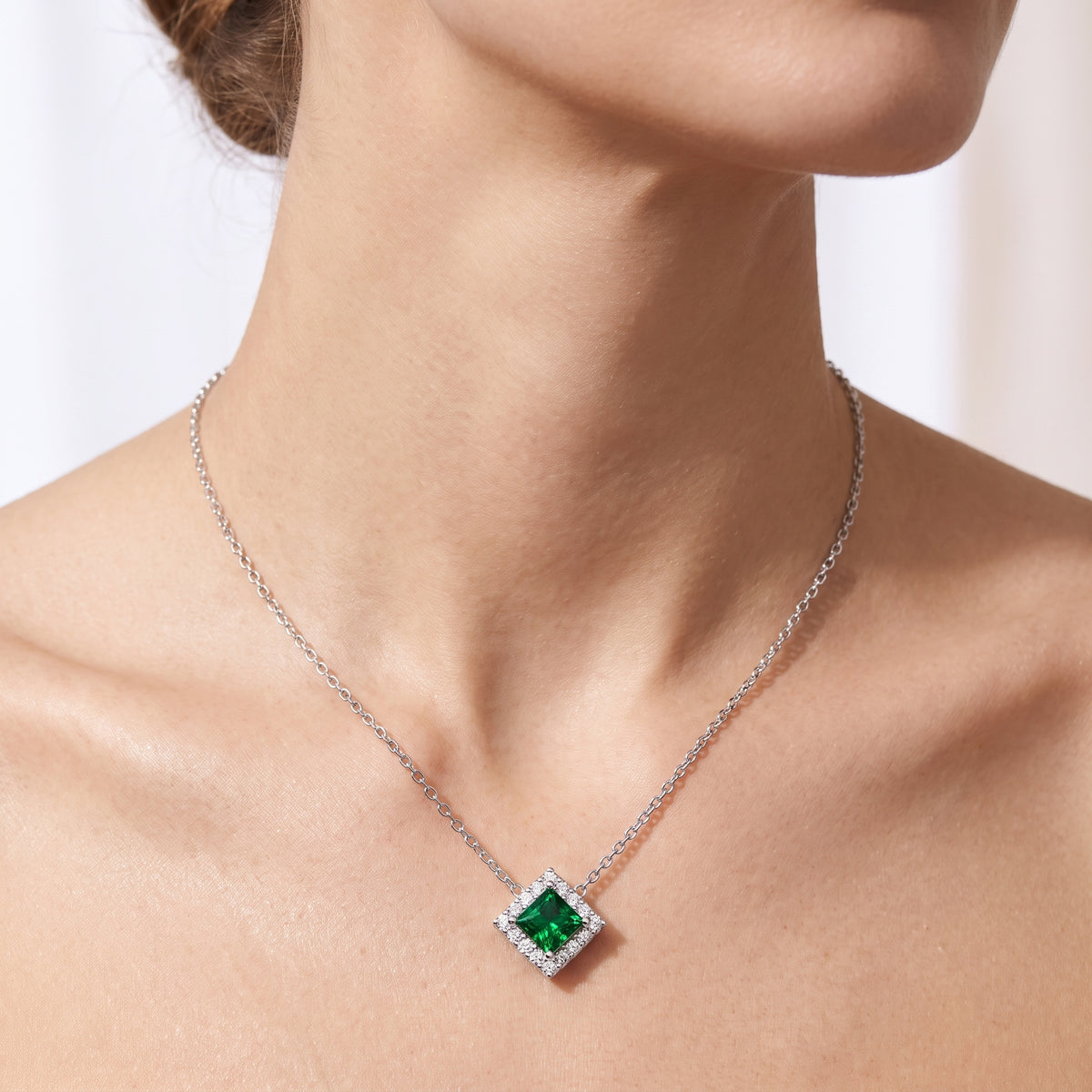 _lifestyle_image@SKU:P239G-EMGP0050000PL #metal_silver+origin_lab-created