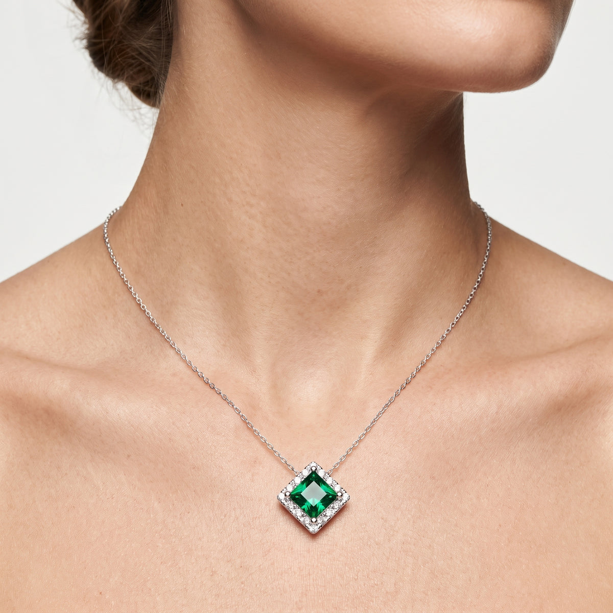 _lifestyle_image@SKU:P239G-EMGP0100000PL #metal_silver+origin_lab-created
