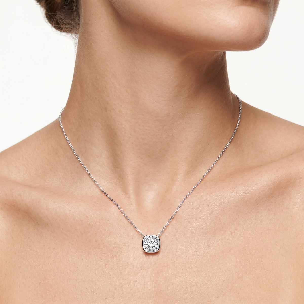 _lifestyle_image@SKU:P2459-LADC0100000PL #metal_silver+origin_lab-grown+quality_g-si