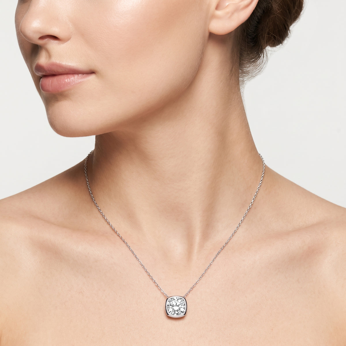 _lifestyle_image@SKU:P2459-LADC02000004W #metal_10k-white-gold+origin_lab-grown+quality_g-si