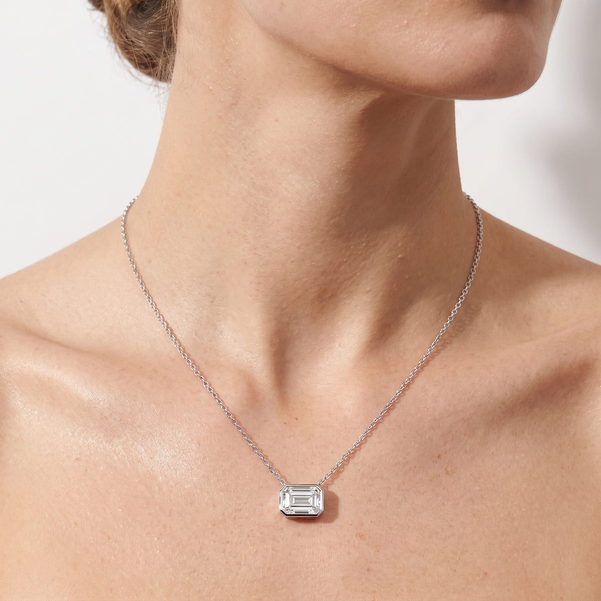 _lifestyle_image@SKU:P2459-LADE01000004W #metal_10k-white-gold+origin_lab-grown+quality_g-si