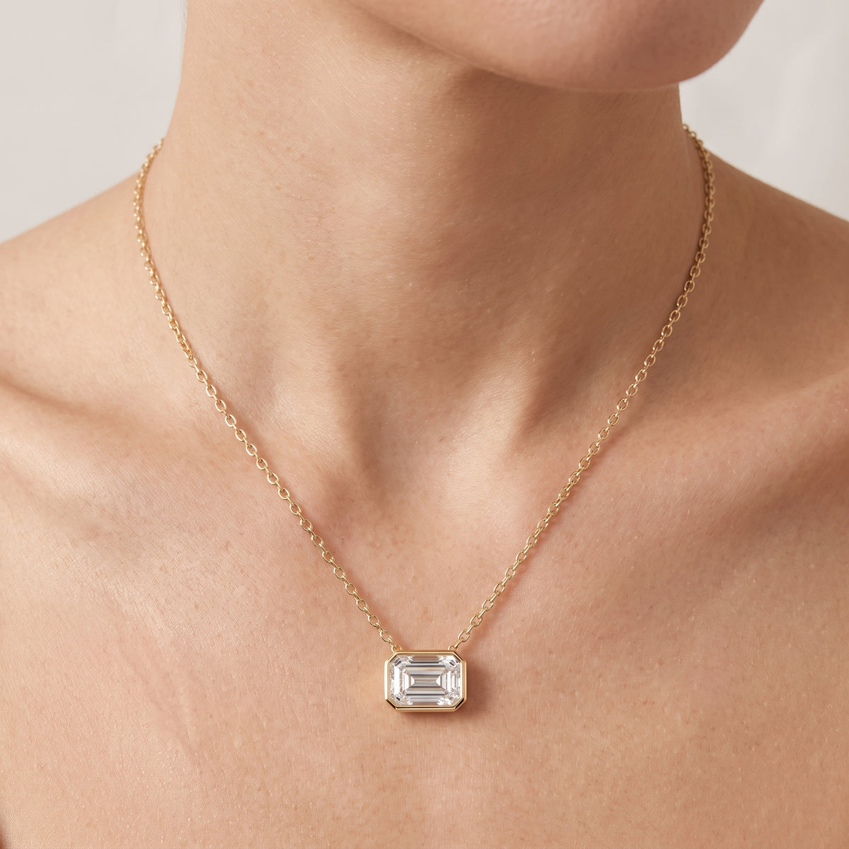 _lifestyle_image@SKU:P2459-LADE01000004Y #metal_10k-yellow-gold+origin_lab-grown+quality_g-si