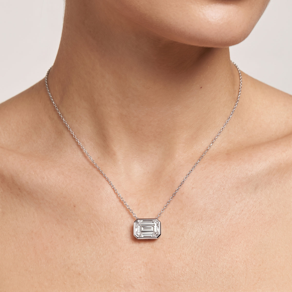 _lifestyle_image@SKU:P2459-LADE0100000PL #metal_silver+origin_lab-grown+quality_g-si