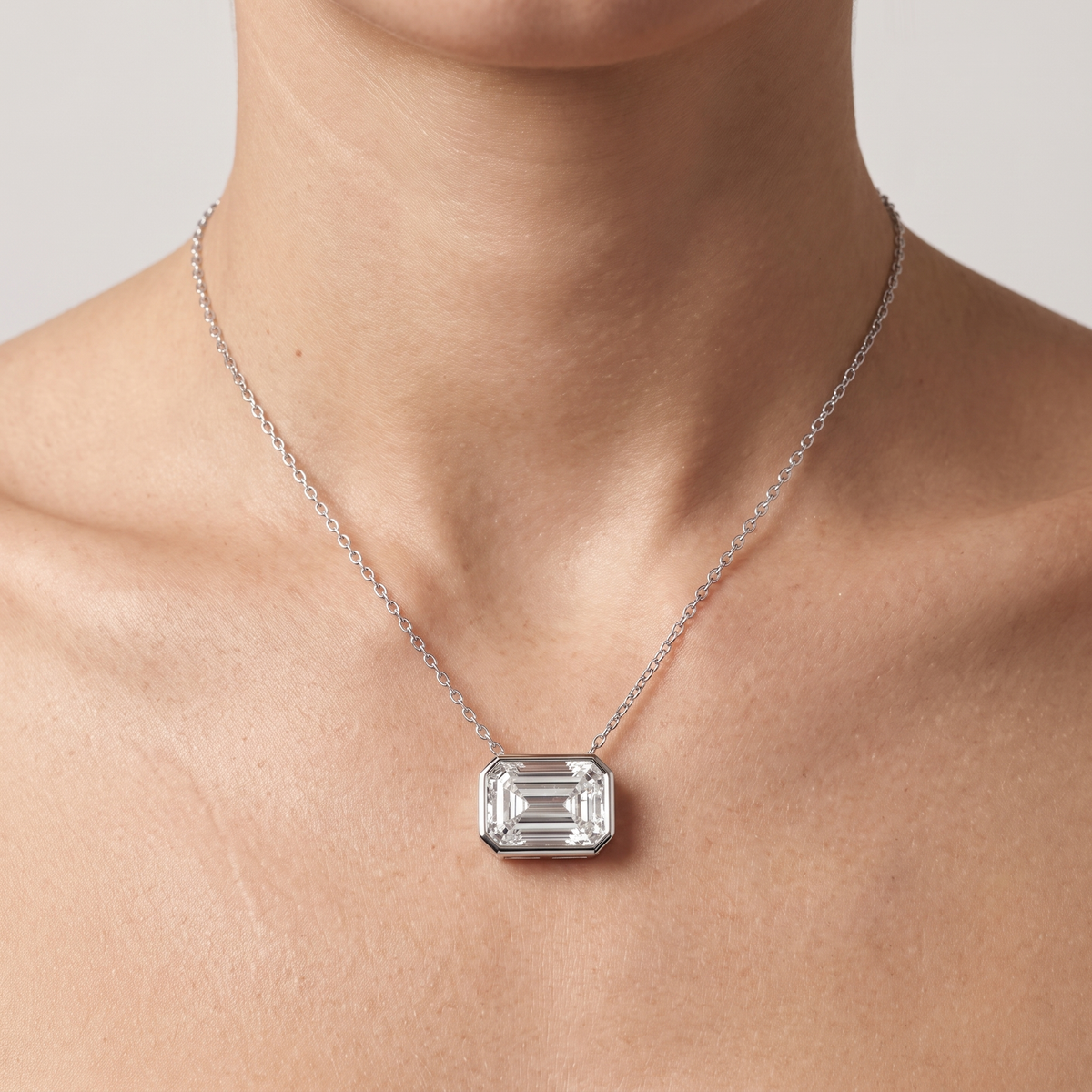 _lifestyle_image@SKU:P2459-LADE02000004W #metal_10k-white-gold+origin_lab-grown+quality_g-si