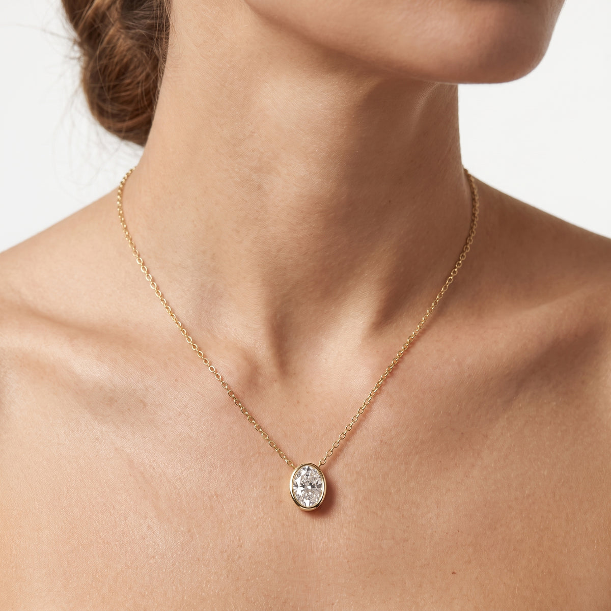 _lifestyle_image@SKU:P2459-LADO01000004Y #metal_10k-yellow-gold+origin_lab-grown+quality_g-si