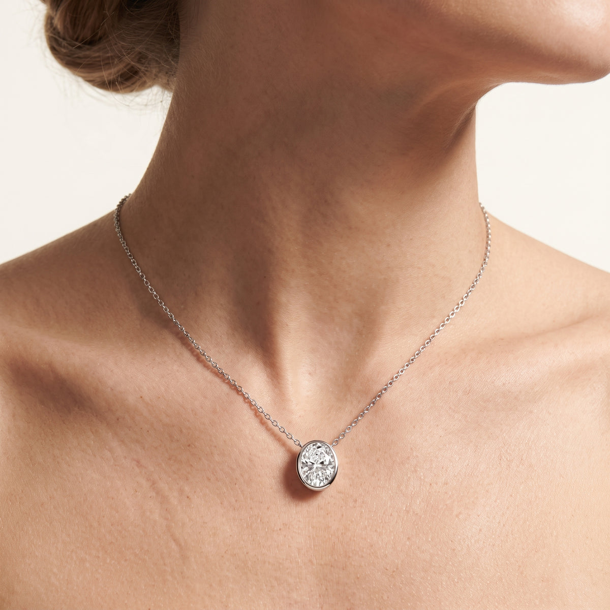 _lifestyle_image@SKU:P2459-LADO02000004W #metal_10k-white-gold+origin_lab-grown+quality_g-si