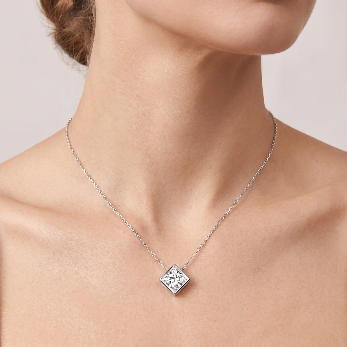 _lifestyle_image@SKU:P2459-LADP01000004W #metal_10k-white-gold+origin_lab-grown+quality_g-si