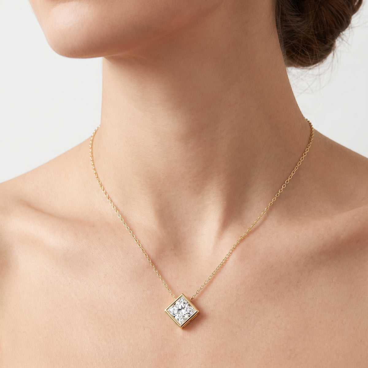 _lifestyle_image@SKU:P2459-LADP01000004Y #metal_10k-yellow-gold+origin_lab-grown+quality_g-si