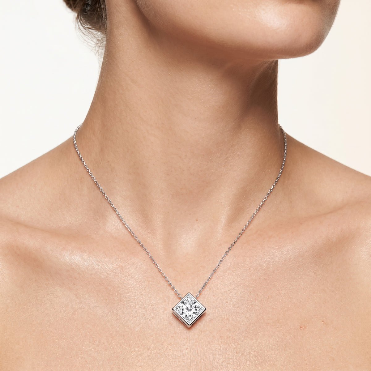 _lifestyle_image@SKU:P2459-LADP0100000PL #metal_silver+origin_lab-grown+quality_g-si