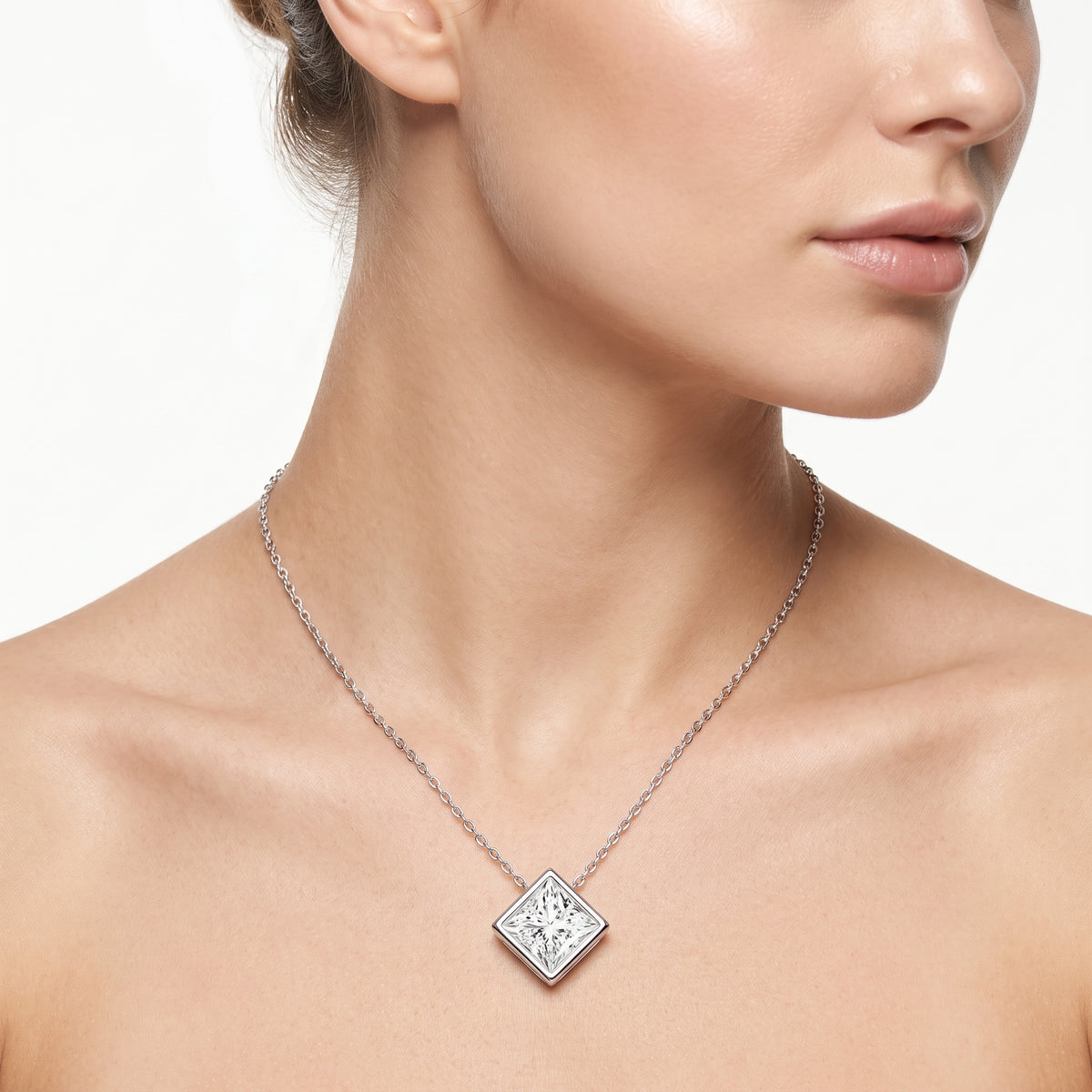 _lifestyle_image@SKU:P2459-LADP02000004W #metal_10k-white-gold+origin_lab-grown+quality_g-si