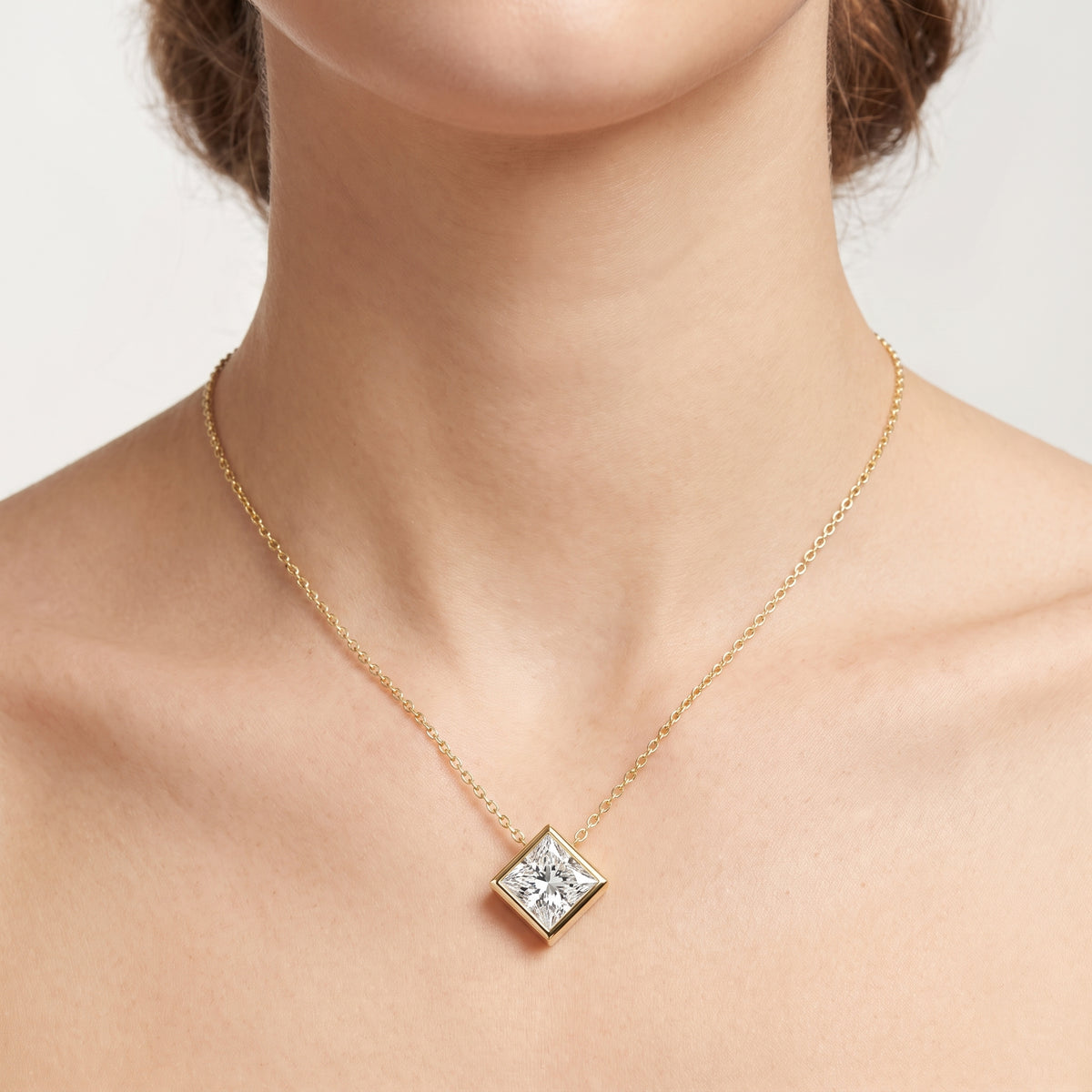 _lifestyle_image@SKU:P2459-LADP02000004Y #metal_10k-yellow-gold+origin_lab-grown+quality_g-si