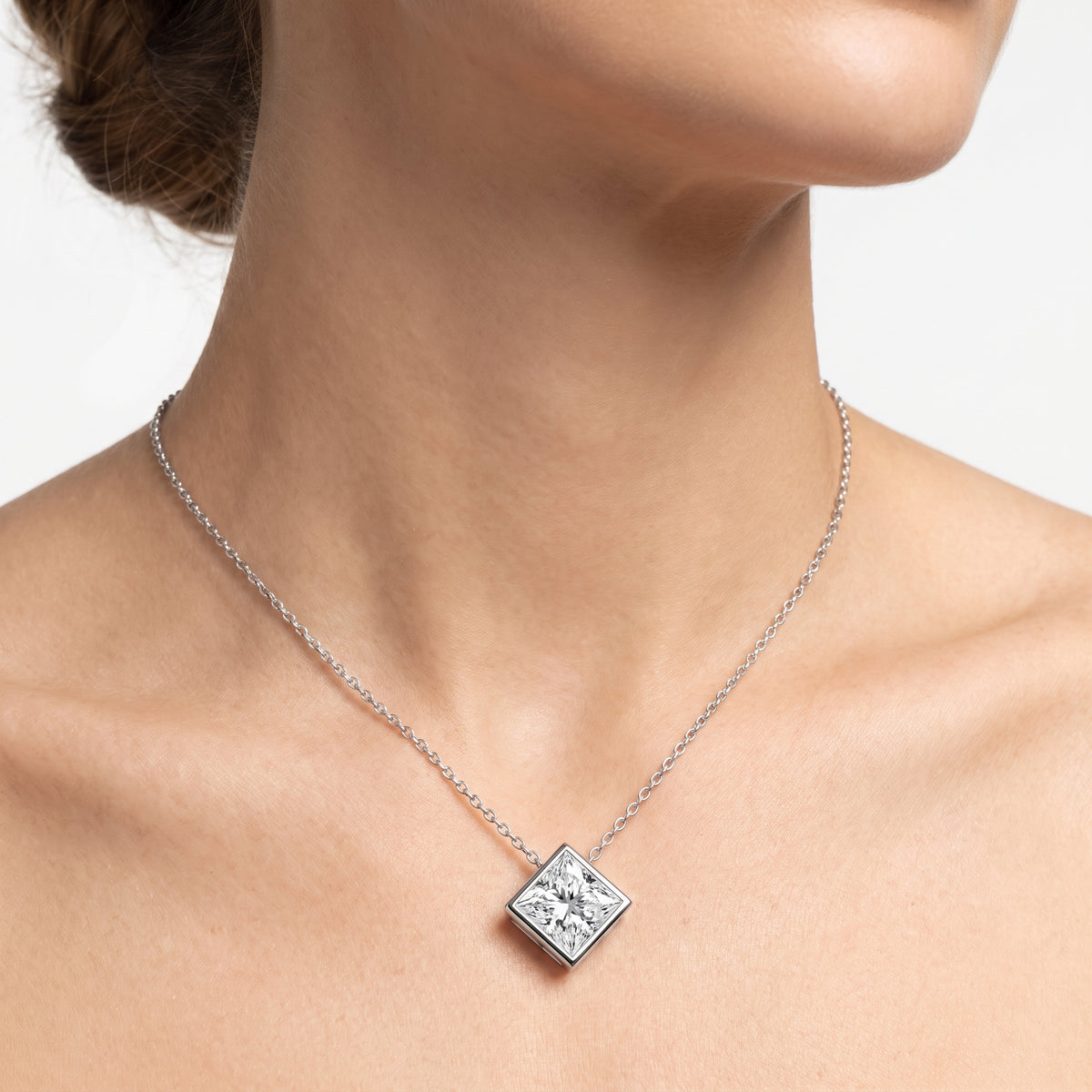 _lifestyle_image@SKU:P2459-LADP0200000PL #metal_silver+origin_lab-grown+quality_g-si