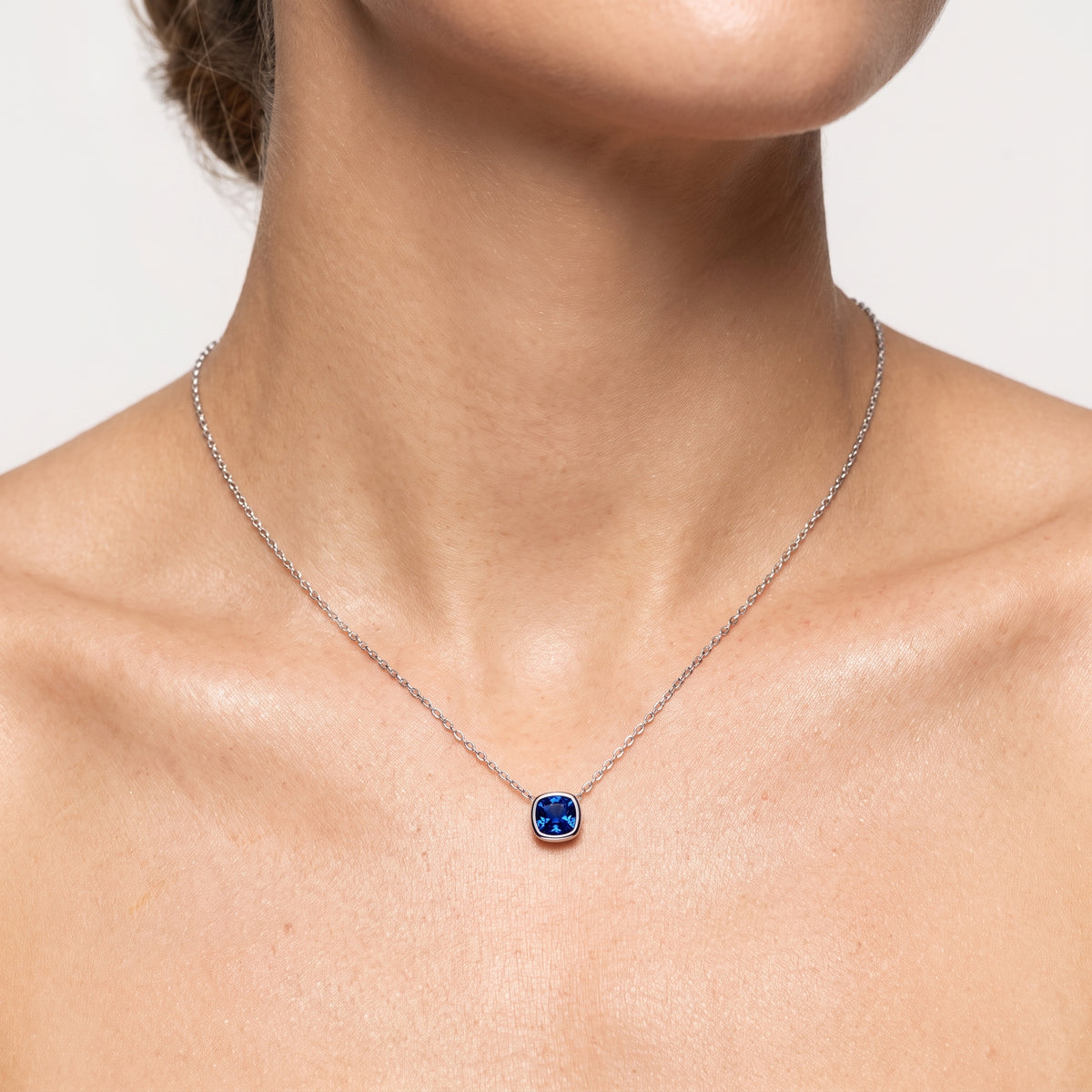 _lifestyle_image@SKU:P245G-BSGC00250004W #metal_10k-white-gold+origin_lab-created
