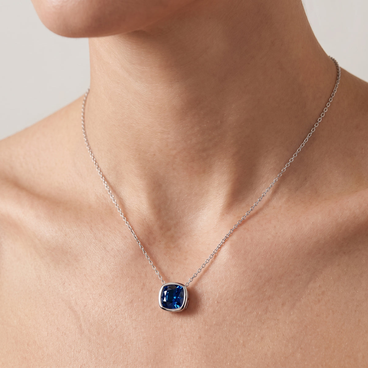 _lifestyle_image@SKU:P245G-BSGC01500004W #metal_10k-white-gold+origin_lab-created