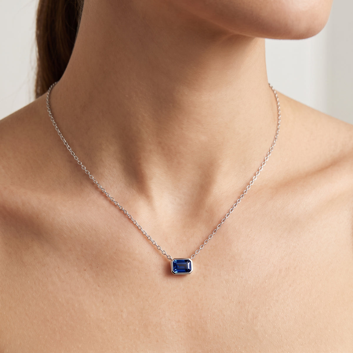 _lifestyle_image@SKU:P245G-BSGE00250004W #metal_10k-white-gold+origin_lab-created
