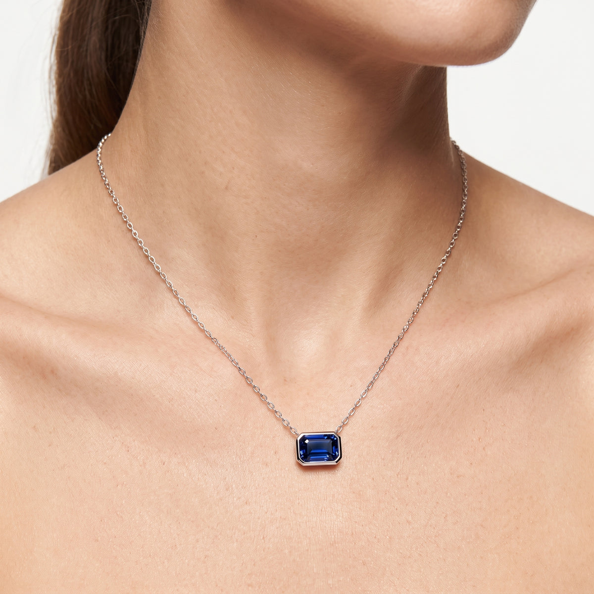 _lifestyle_image@SKU:P245G-BSGE00500004W #metal_10k-white-gold+origin_lab-created