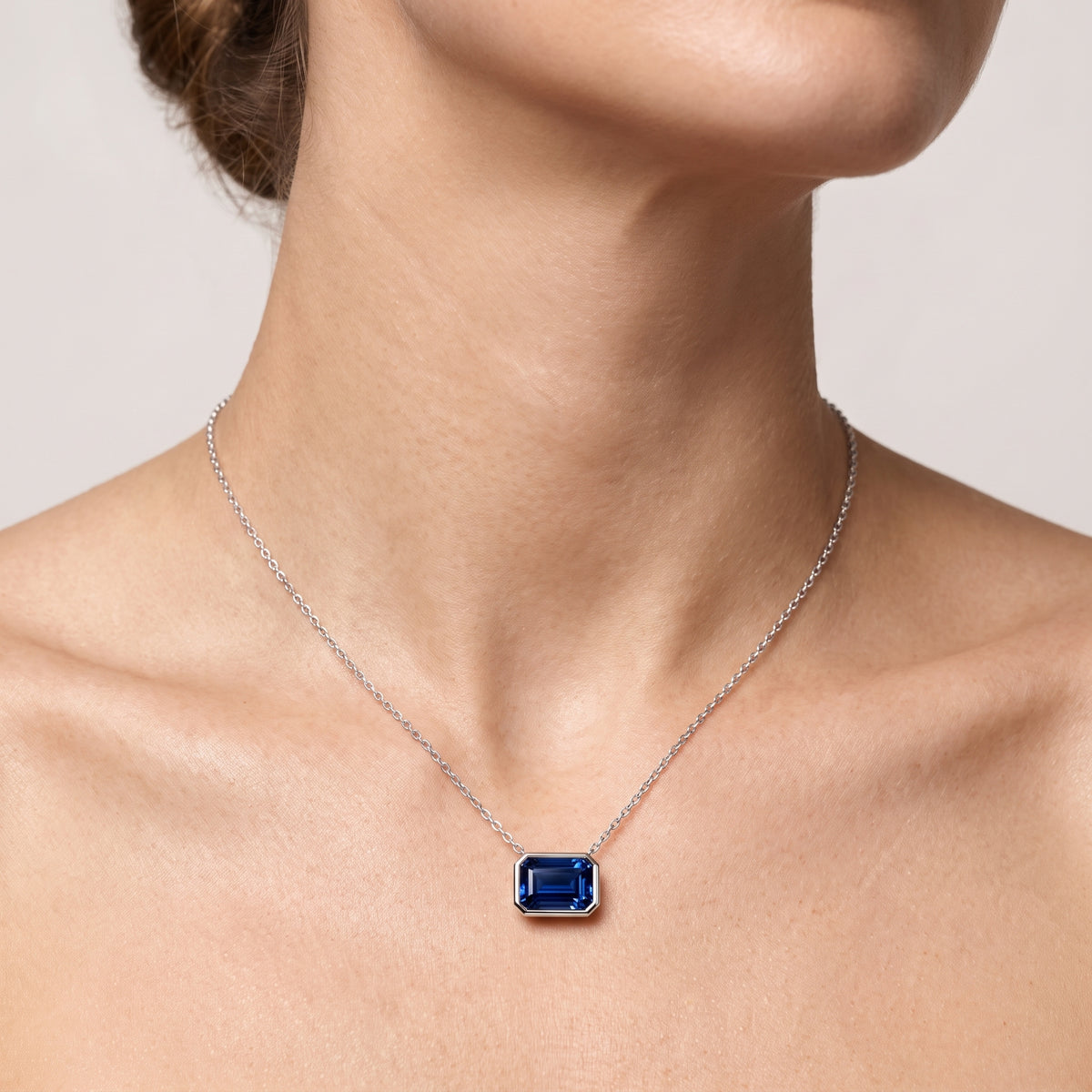 _lifestyle_image@SKU:P245G-BSGE01000004W #metal_10k-white-gold+origin_lab-created