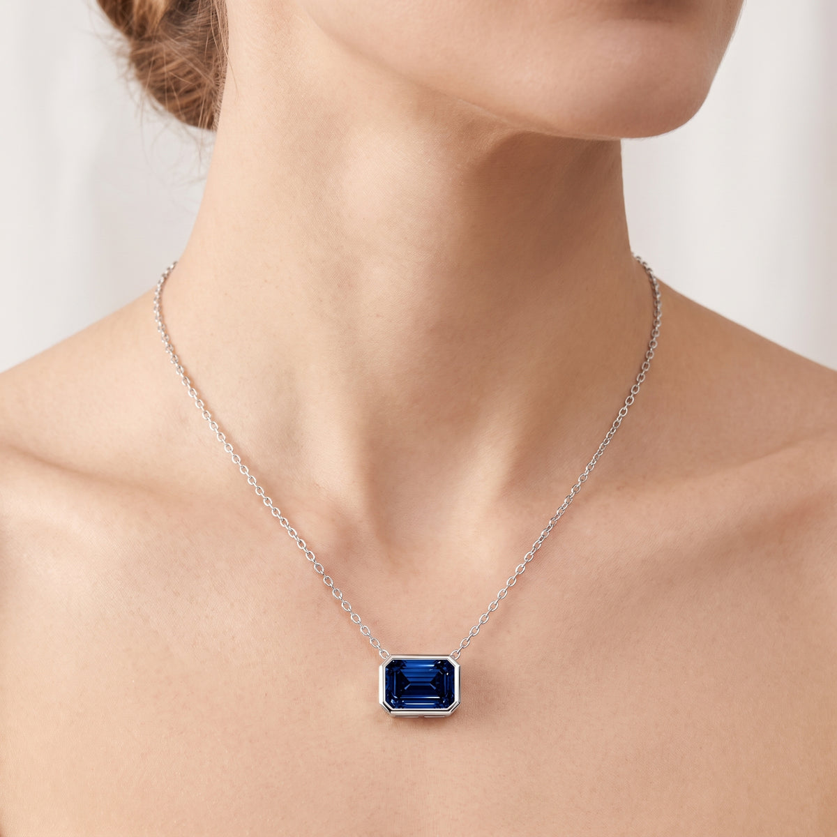 _lifestyle_image@SKU:P245G-BSGE01500004W #metal_10k-white-gold+origin_lab-created