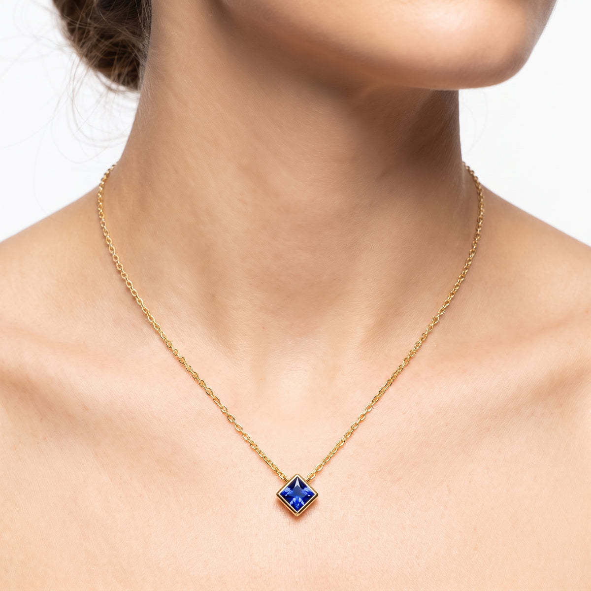 _lifestyle_image@SKU:P245G-BSGP00250004Y #metal_10k-yellow-gold+origin_lab-created