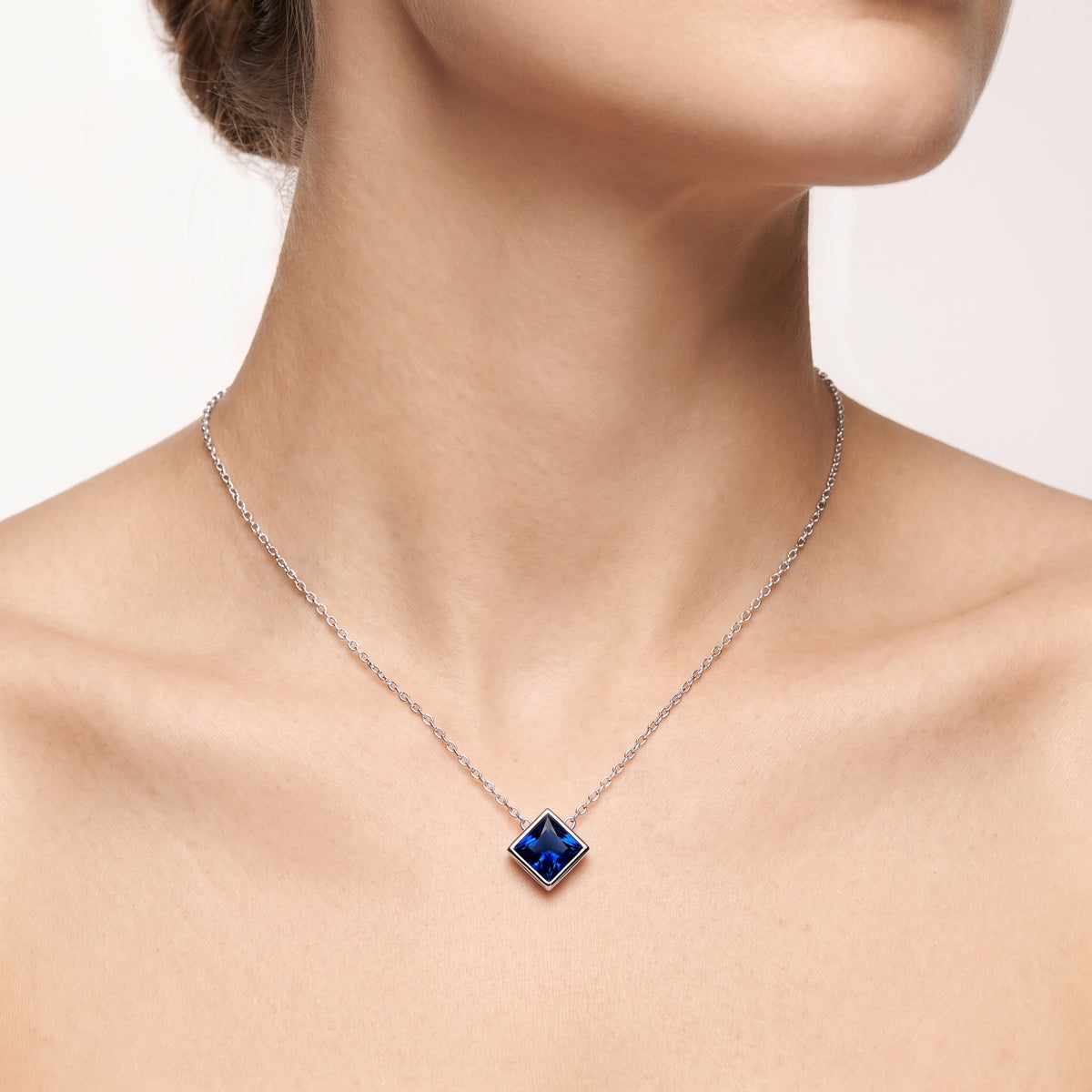 _lifestyle_image@SKU:P245G-BSGP00500004W #metal_10k-white-gold+origin_lab-created